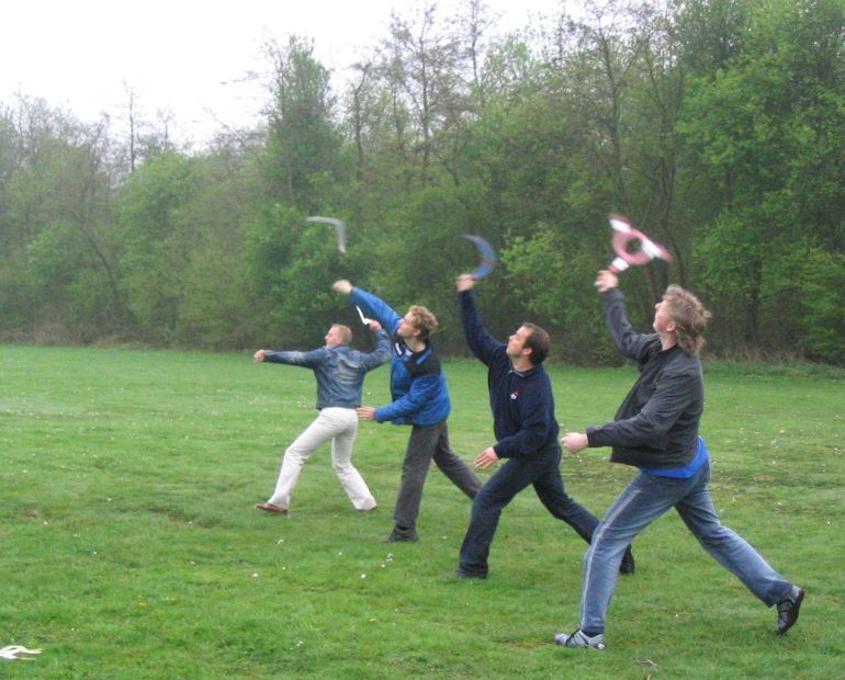 Oscar, Bart, Martijn en Edwin throwing at the same moment